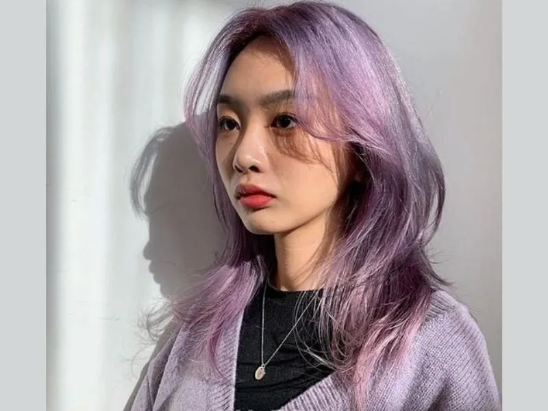 Hình ảnh mái tóc tím khói với tông màu lạnh và ánh xám rõ rệt