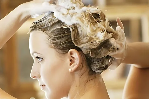 Nhuộm tóc mấy ngày mới gội đầu (Ảnh: Internet)