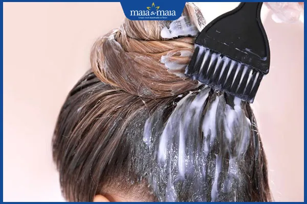 Hình ảnh một người đang nhuộm tóc tại nhà