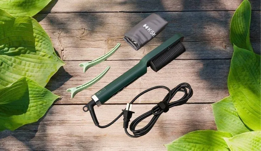 Lược răng thưa là dụng cụ không thể thiếu khi chải tóc nối ướt và khô