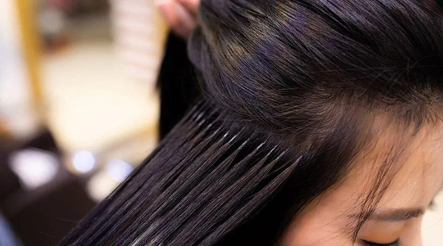 Hình ảnh một người đang được chuyên gia chăm sóc tóc nối fiberglass