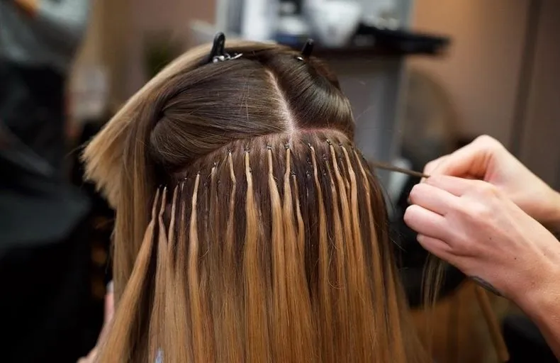 Một lọn tóc nối đã được cố định bằng sợi fiberglass