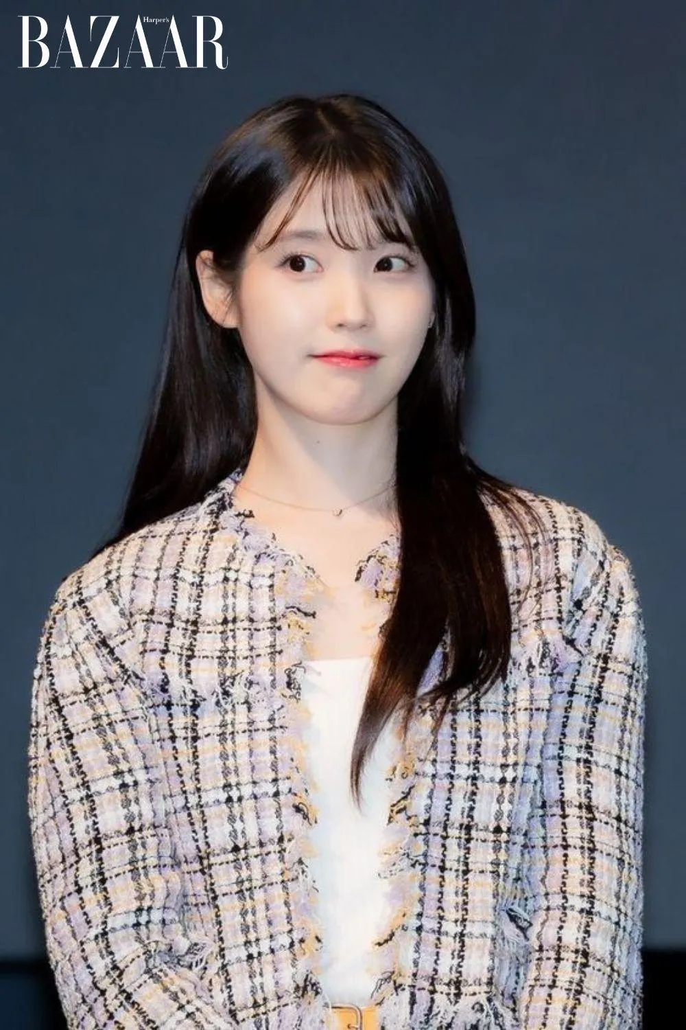 Ca sĩ IU sử dụng keo xịt tóc và lô cuốn để định vị, giúp tóc mái thưa vào nếp chắc chắn và bồng bềnh