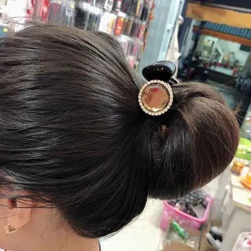 Tận dụng kẹp càng cua duy nhất tạo độ gợn sóng bồng bềnh nhẹ cho tóc dài