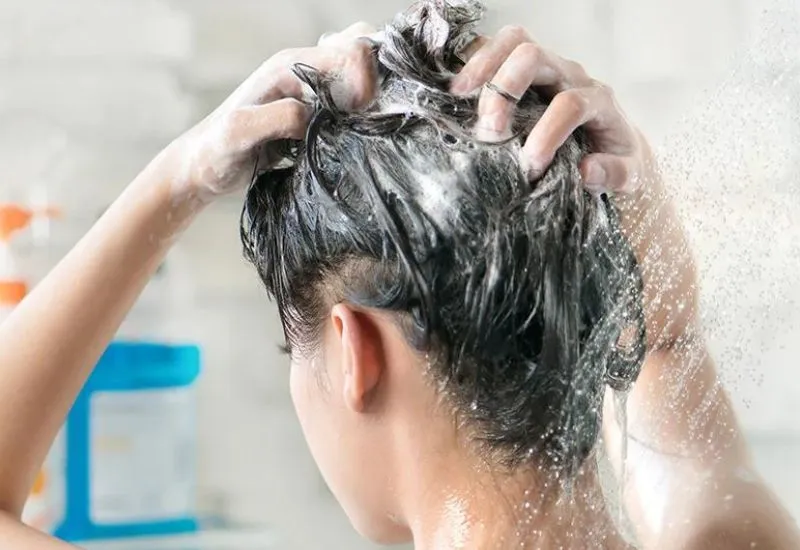 Sử dụng dầu gội nhẹ có đặc tính dưỡng ẩm và dầu xả nhẹ chủ yếu ở phần đuôi tóc