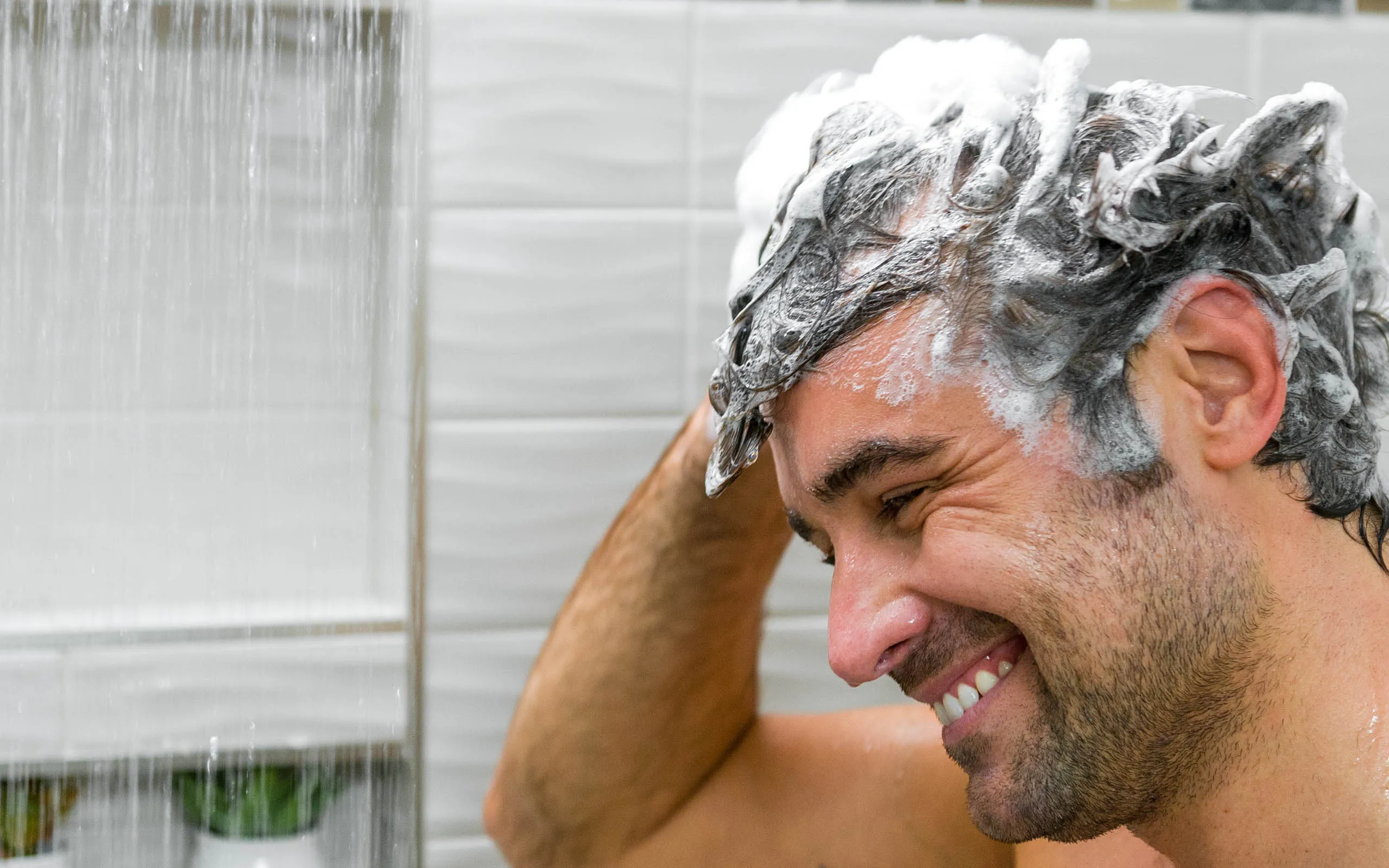 Gội đầu với vitamin B1 giúp kích thích nang tóc phát triển