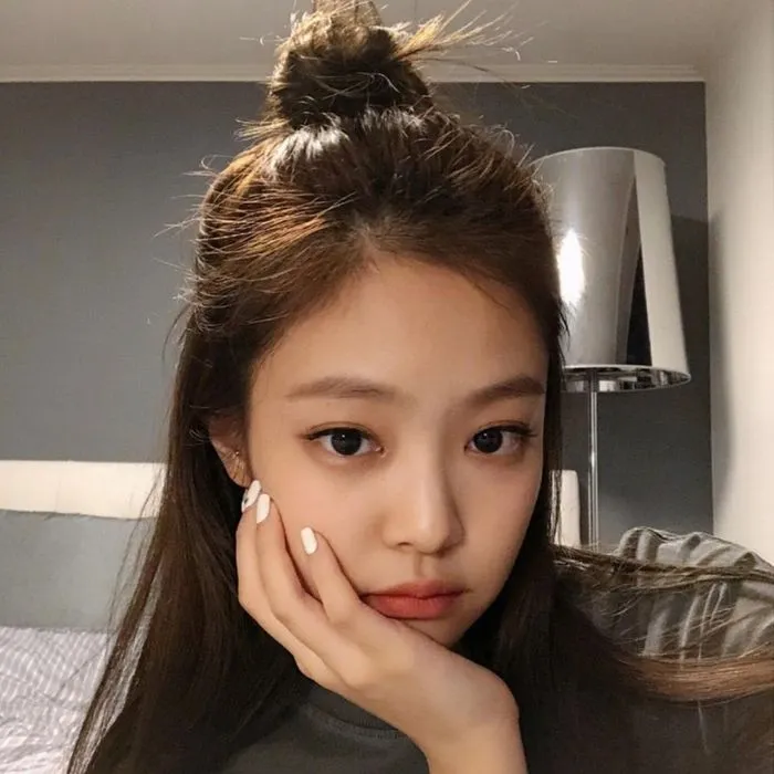 Tóc búi nửa đầu là cách búi tóc đẹp cho mặt tròn dễ thương