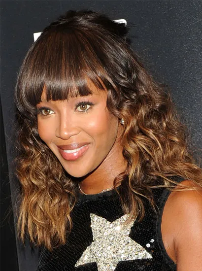 Kỹ thuật tạo kiểu tóc xoăn bồng bềnh kết hợp với tóc mái bằng thẳng tuyệt đối tạo sự đối lập ấn tượng