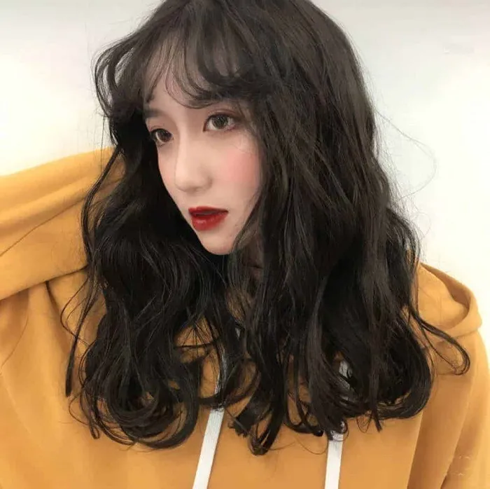 Kiểu tóc xoăn sóng nước ngang vai nữ tính và thanh lịch