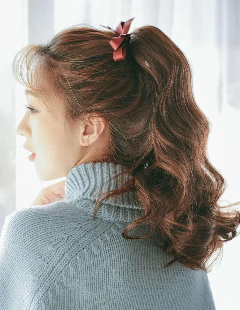 Phần tóc được uốn xoăn bồng bềnh cột cao tạo ra điểm nhấn