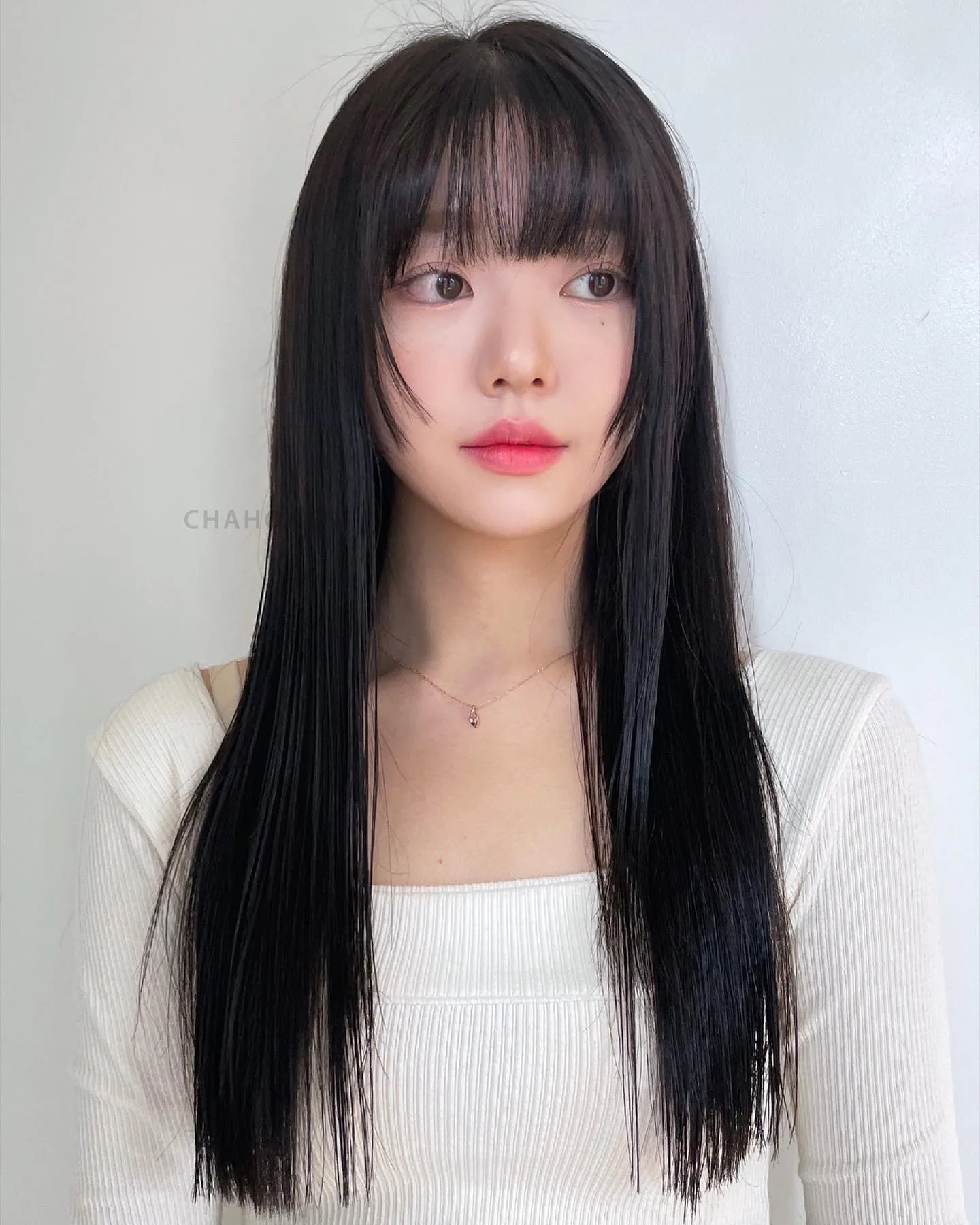 Kiểu tóc thẳng, tinh tế và đơn giản