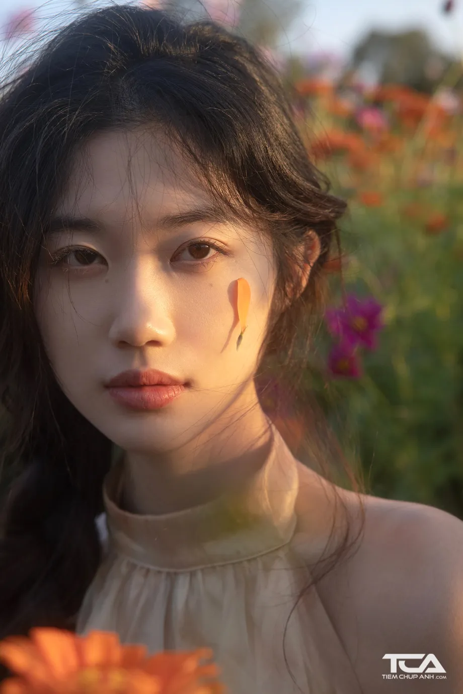 Nữ sinh tóc dài buộc nửa đầu với nơ trắng dịu dàng, phù hợp với concept kỷ yếu