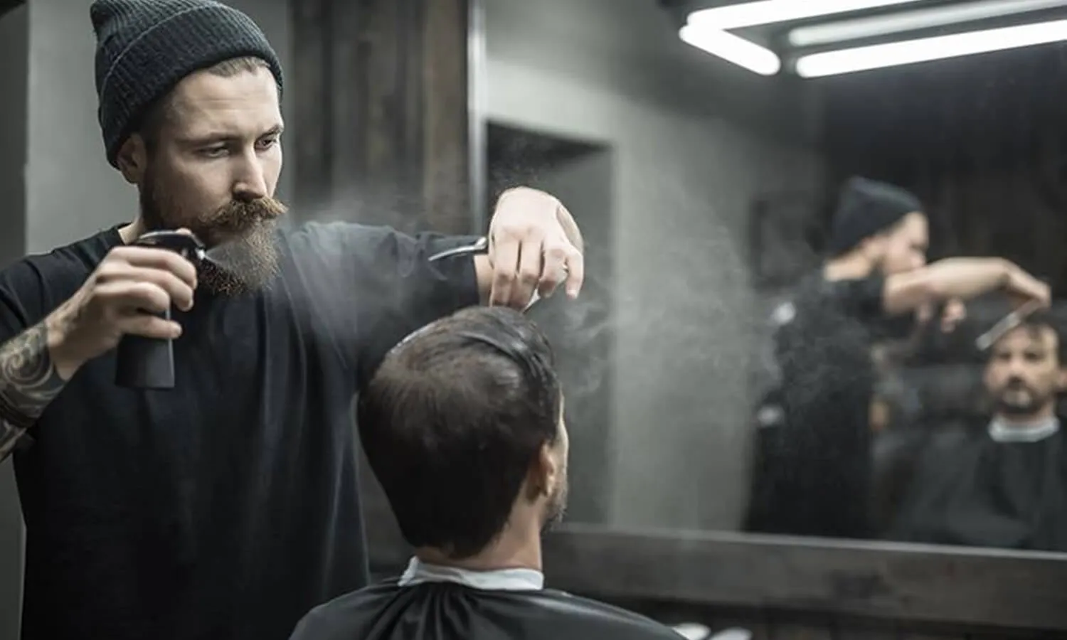 Nam giới đang xịt sản phẩm tạo kiểu lên tóc ẩm trước khi dùng máy sấy