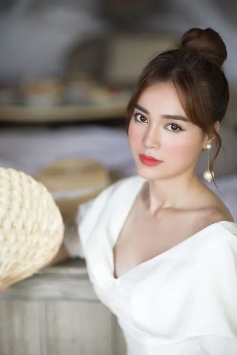 Tóc Búi Cao Giúp Mặt Tròn Thon Gọn Tự Nhiên