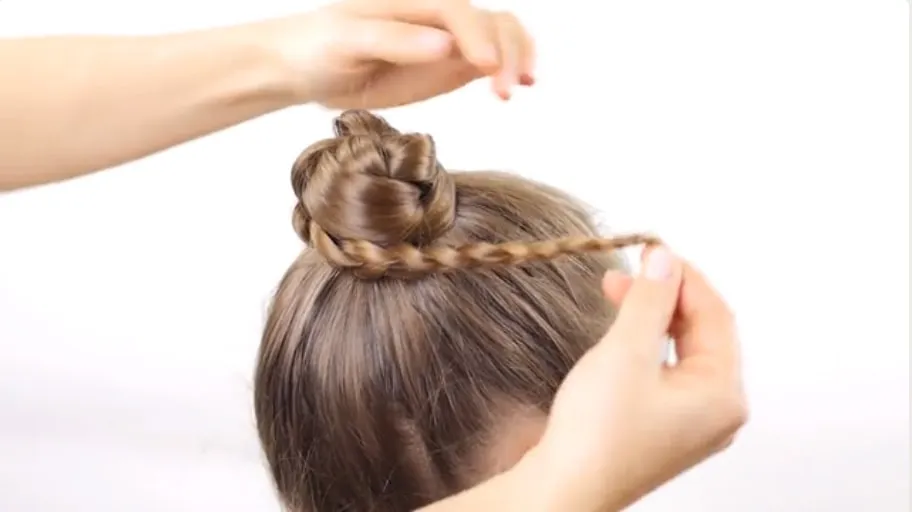 Kỹ thuật búi tóc nhanh bằng bím xoắn, cố định chắc chắn bằng kẹp tăm