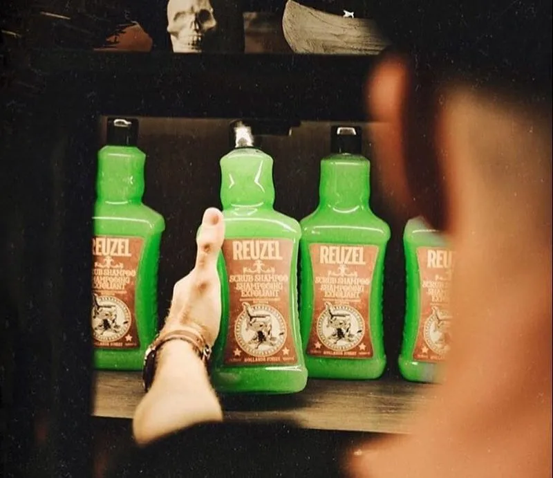 Dầu gội tẩy tế bào chết chuyên dụng có khả năng loại bỏ build up gốc dầu một cách hiệu quả