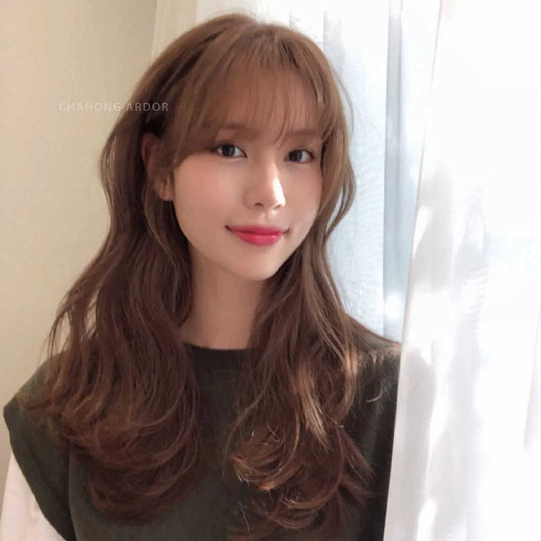 Mái thưa mang lại vẻ ngọt ngào, trẻ trung hơn so với mái bay trưởng thành, quyến rũ.