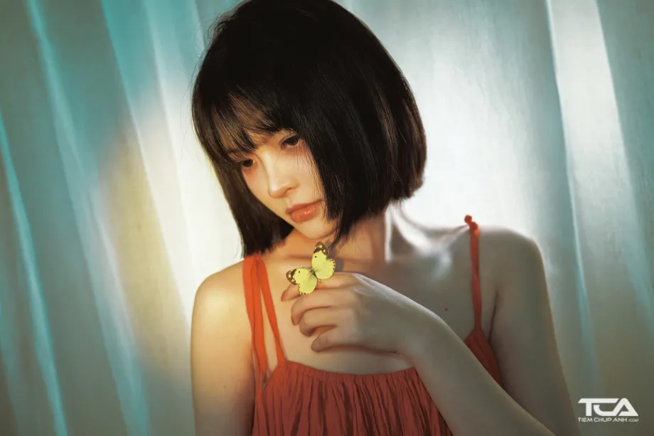 Nữ sinh tóc bob ngắn cổ điển, tạo dáng trước lớp học