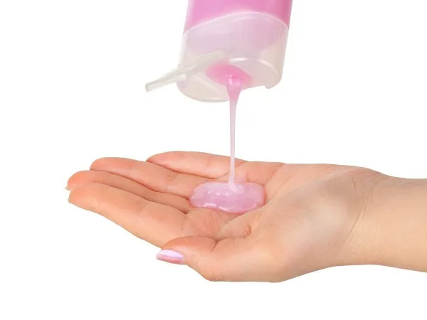 Thay thế dầu gội hóa học bằng sản phẩm lành tính là cách chữa rụng tóc khi mang thai