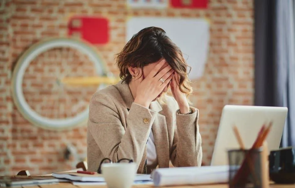 Khi căng thẳng tóc rụng nhiều ở nữ phải làm sao?