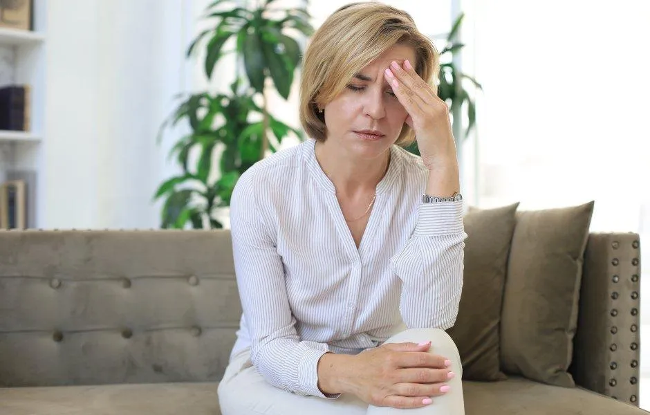 Do thay đổi nội tiết tố tóc rụng nhiều ở nữ phải làm sao?