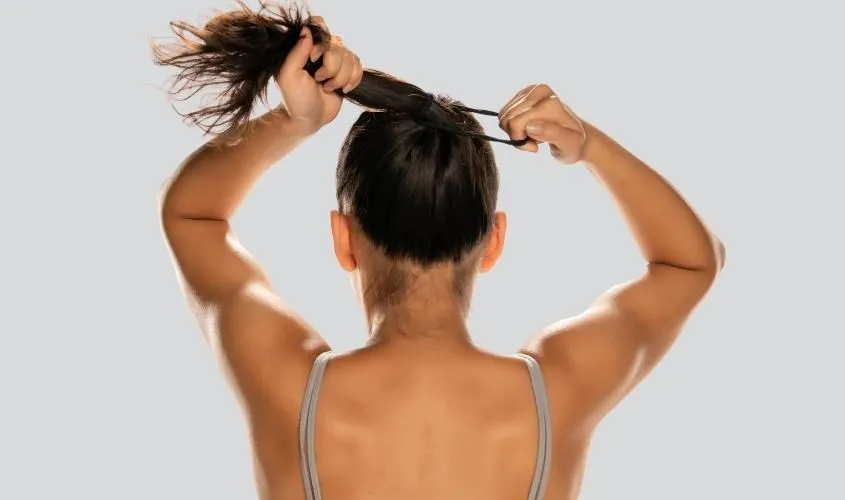 Tránh búi tóc và cột tóc quá chặt để bảo vệ nang tóc