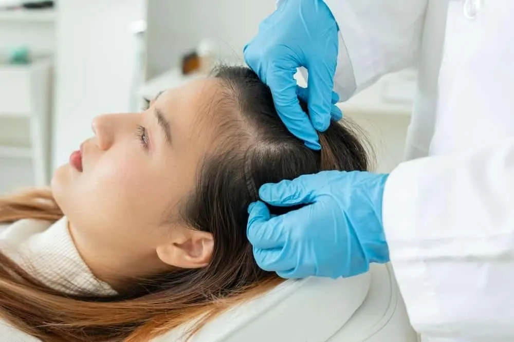 Massage da đầu nhẹ nhàng bằng đầu ngón tay giúp giảm rụng tóc