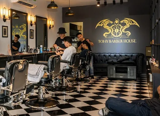 Thiết kế salon tóc nam với gam màu tối, nội thất đơn giản nhưng mạnh mẽ
