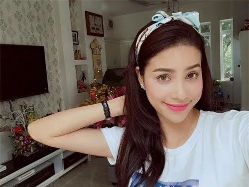 Hoa hậu Phạm Hương điệu đà với khăn turban thắt nơ