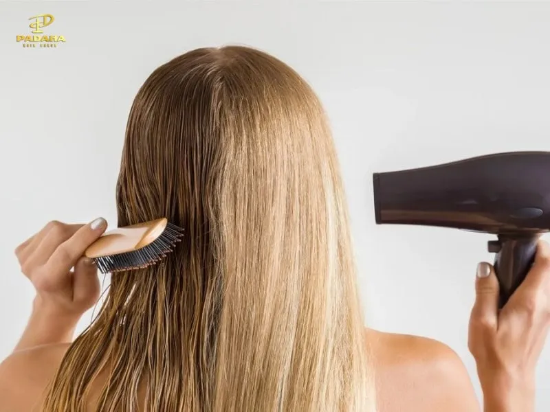 Sấy tóc nhuộm ở nhiệt độ thấp và giữ khoảng cách an toàn với máy sấy