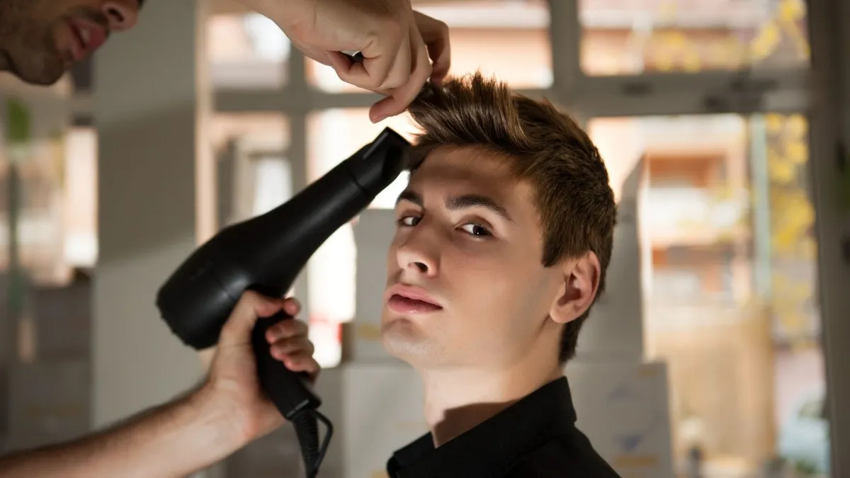 Cách sấy tóc Side Part rủ đẹp cho nam bước 2