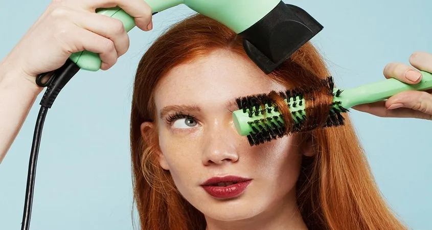 Kỹ thuật dùng lược tròn kết hợp máy sấy tạo kiểu tóc cụp và phồng