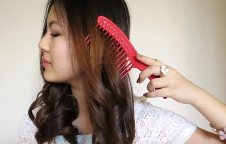 Dùng lược răng thưa để chải tóc uốn.