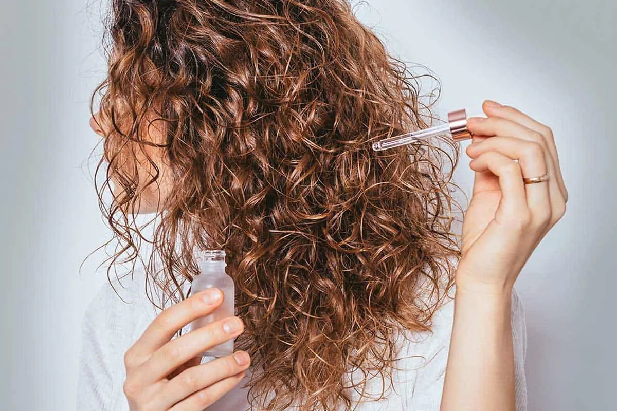 Hình ảnh chụp từ trên cao tổng hợp nhiều chai serum dưỡng tóc với các kích cỡ và nhãn mác khác nhau