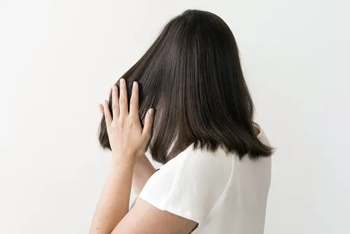 Dùng serum dưỡng ẩm hằng ngày là cách để có mái tóc đẹp, chắc khỏe và óng mượt