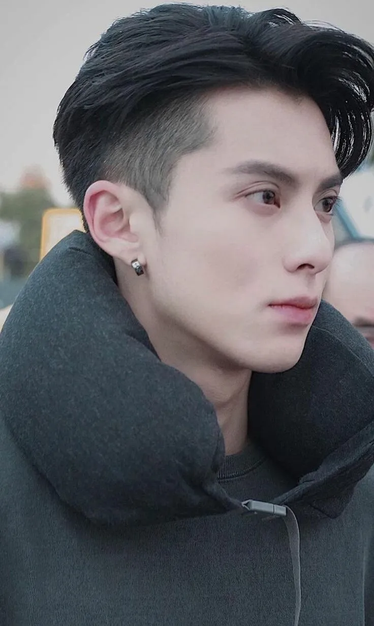 Side Swept Slicked Back với mái được vuốt lệch sang một bên