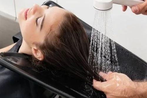 Xả tóc bằng nước mát hoặc lạnh có thể giúp bảo vệ lớp bên trong của tóc và giữ lại lượng dầu dưỡng ẩm