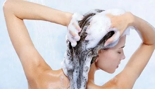 Với tóc tẩy, bạn nên gội đầu sạch sẽ khi ra khỏi bể bơi