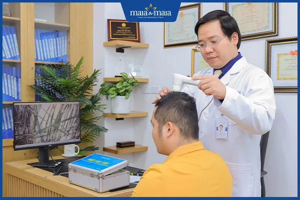 Kiểm tra và soi da đầu định kỳ giúp nhận biết sớm tình trạng chân tóc yếu