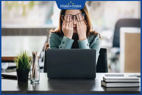 Hình ảnh một người đang ôm đầu thể hiện sự căng thẳng