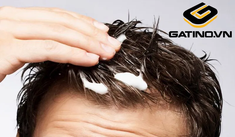 Làm phồng tóc bằng cách dùng gel hoặc wax trước khi sấy khô tóc