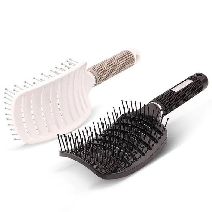 Chải tóc bằng lược răng thưa để tăng lưu thông không khí