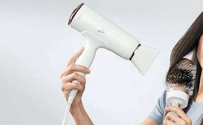 Kỹ thuật sấy tóc ngang vai đúng cách không bị vểnh.