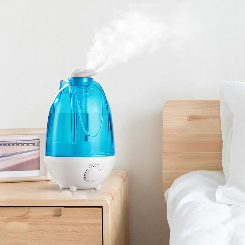 Máy tạo độ ẩm hoạt động trong phòng, giúp cân bằng độ ẩm không khí, hỗ trợ bảo vệ tóc khỏi tình trạng khô xơ do môi trường