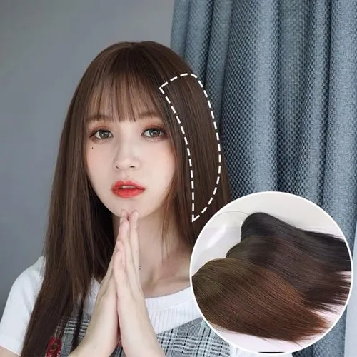 Hình ảnh cận cảnh một phụ nữ đang sử dụng miếng kẹp độn chân tóc để tạo độ phồng