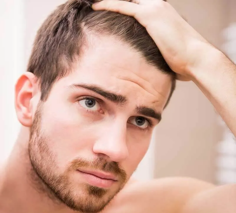 Sử dụng lược răng thưa để gỡ rối tóc uốn nhuộm, tránh làm gãy rụng và mất nếp