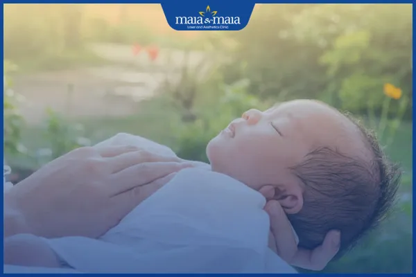 Tắm nắng vào sáng sớm giúp trẻ tổng hợp Vitamin D, hỗ trợ quá trình mọc tóc.