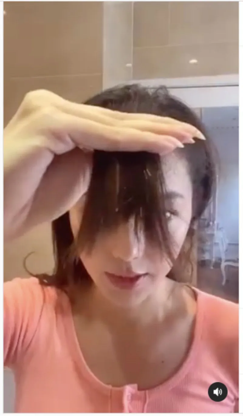 Kiểm tra đối xứng là bước không thể thiếu để đảm bảo độ dài hai bên tóc mái tự tỉa tại nhà đều nhau.