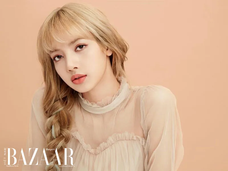 Một người mẫu tóc đã được nhuộm sáng, thể hiện sự cần thiết của việc chăm sóc tóc sau nhuộm để duy trì màu sắc và độ khỏe