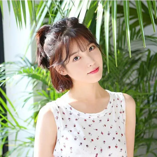 Cô gái với mái tóc ngắn được búi nửa đầu cao, tạo hình như hai sừng nhỏ, thể hiện cá tính mạnh mẽ